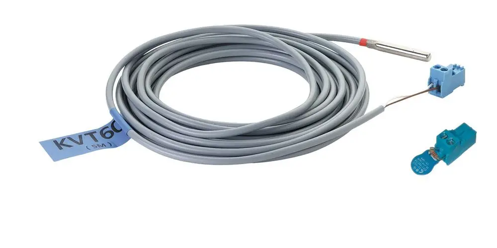 Speicherfühler mit einer Anschlussleitung, hergestellt von Remeha. Der Fühler hat eine metallische Spitze und ist mit einem blauen Stecker verbunden.